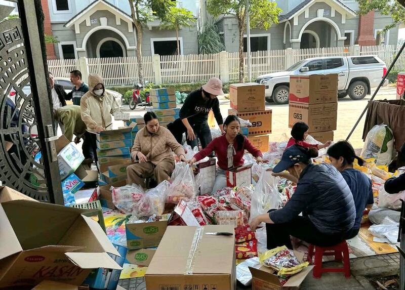 Bà con xã An Khánh (Hà Nội) không quản ngày đêm đóng hàng gửi người dân vùng lũ.