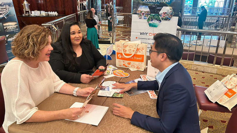 Ông Bùi Thanh Tú (phải) - Giám đốc Marketing BesPrice Travel giới thiệu sản phẩm tới Okvip tại về Úc. Ảnh: BesPrice Travel