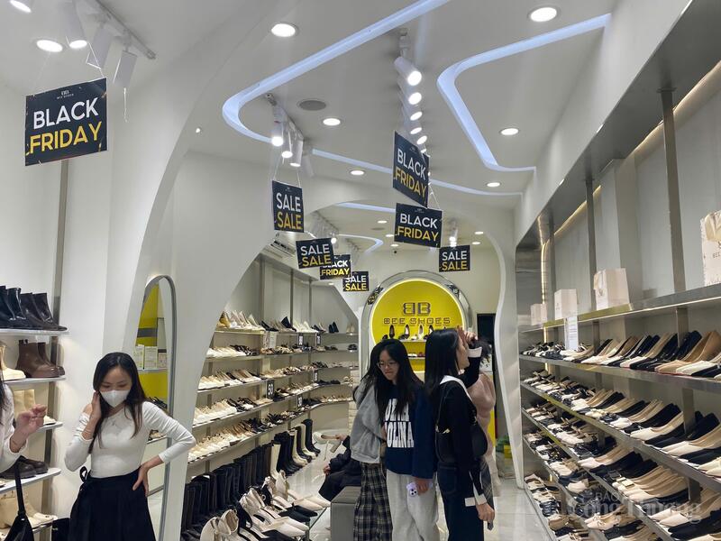 Khách hàng mua sắm dịp Black Friday tại cửa hàng
