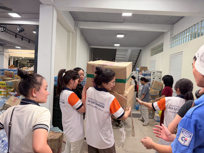 Không có sự phân công, không có quản lý trực tiếp, mỗi người một tay hỗ trợ sắp xếp hàng hóa. Ảnh: Minh Anh