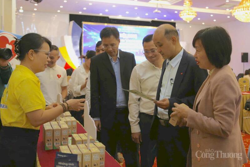 Các đại biểu tham quan gian hàng khởi nghiệp trong khuôn khổ Okvip69 Đăng ký cá cược
