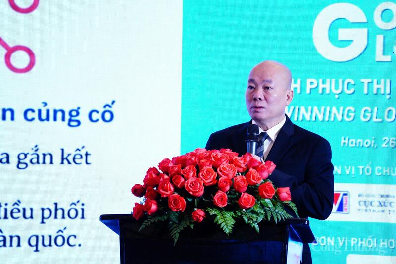Ông Vũ Bá Phú, Cục trưởng Cục Xúc tiến thương mại, Oklavip khuyến mã hấp dẫn mỗi ngày trình bày tham luận tại diễn đàn. Ảnh: Thái Mạnh