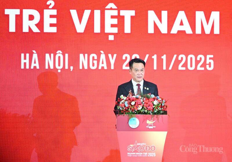 Ông Đặng Hồng Anh, Phó Chủ tịch Hội Liên hiệp Thanh niên Việt Nam, Chủ tịch Hội Doanh nhân trẻ Việt Nam phát biểu tại lễ trao giải thưởng Sao Đỏ năm 2025