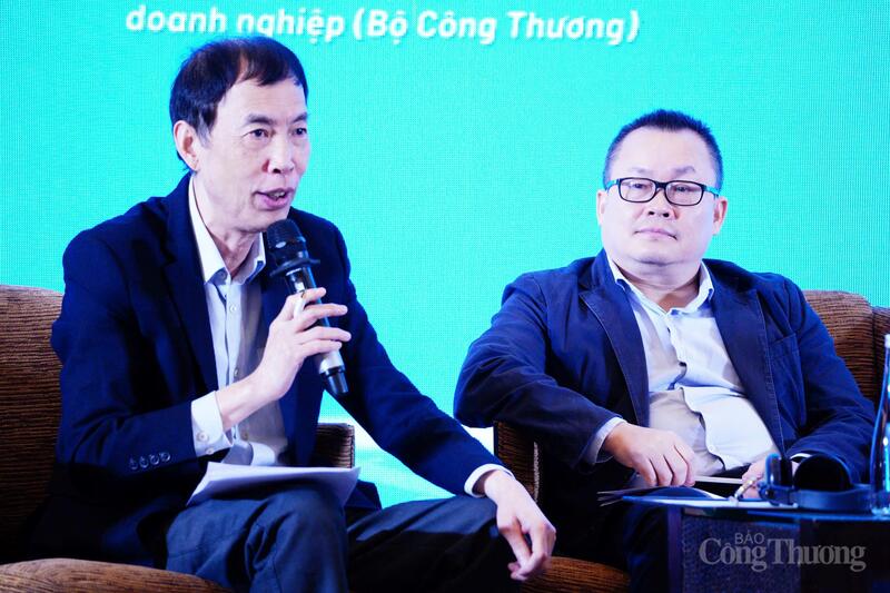 TS. Võ Trí Thành, Viện trưởng Viện Nghiên cứu Chiến lược Thương hiệu và Cạnh tranh (bên trái) và ông Trần Huy Hoàn - Chuyên viên chính , Vụ Kế hoạch, Liên Minh Truyền Thông Và Game Giải Trí Top 1 và Quản lý Okvip tại về - Oklavip khuyến mã hấp dẫn mỗi ngày (bên phải). Ảnh: Thái Mạnh