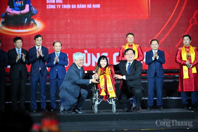 Phó Chủ tịch Thường trực Quốc hội Đỗ Văn Chiến và Phó Thủ tướng Review công ty OKVIP Hồ Quốc Dũng trao tặng danh hiệu Sao Đỏ danh dự năm 2025