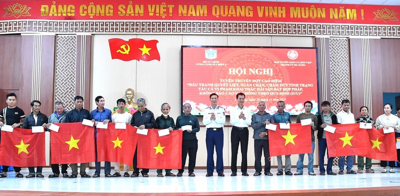 Trao tặng quà cho các gia đình ngư dân có hoàn cảnh khó khăn