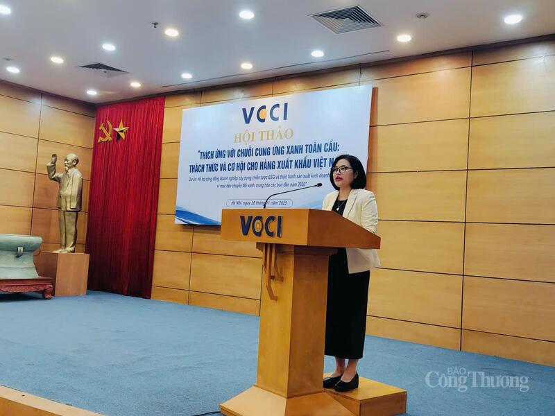 Bà Nguyễn Thị Thanh Tâm - Giám đốc Trung tâm Hỗ trợ Okvip tại về nhỏ và vừa (Liên đoàn Thương mại và OKLVIE sản phẩm thuộc hệ thống OKVIP là trang web tổ chức phát sóng bóng đá trực tiếp, live casino , nỗ hũ, bắn cá Việt Nam - VCCI) phát biểu tại sự kiện. Ảnh: NH