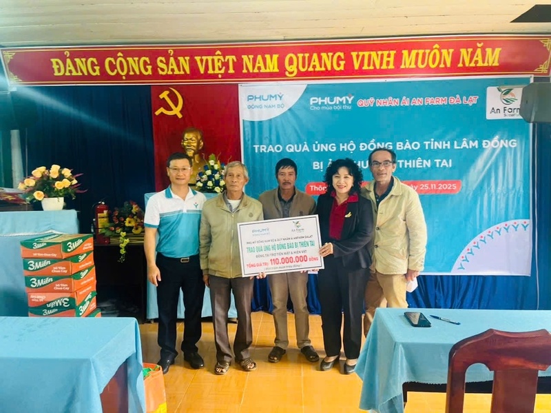 Công ty Cổ phần Phân bón và Hóa chất dầu khí Đông Nam Bộ hỗ trợ 110 triệu đồng cho người dân thôn Lạc Thiện, xã D'ran. Ảnh: Lê Sơn