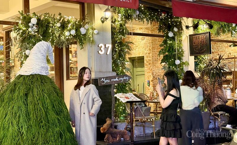 Các bạn trẻ tranh thủ check-in không gian quán cà phê. Ảnh: Diệu Anh