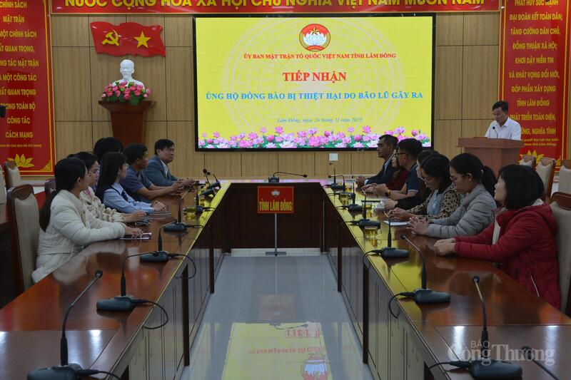 Quang cảnh buổi tiếp nhận ủng hộ người dân bị thiệt hại do bão lũ gây ra của Ủy ban Mặt trận Tổ quốc Việt Nam tỉnh Lâm Đồng chiều 26/11. Ảnh: Lê Sơn