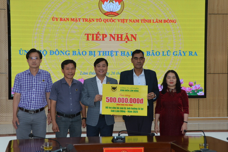 Công ty Cổ phần Bình Điền Lâm Đồng trao tặng biểu trưng 500 triệu đồng cho Ủy ban MTTQ Việt Nam tỉnh Lâm Đồng nhằm hỗ trợ người dân vùng lũ. Ảnh: Lê Sơn