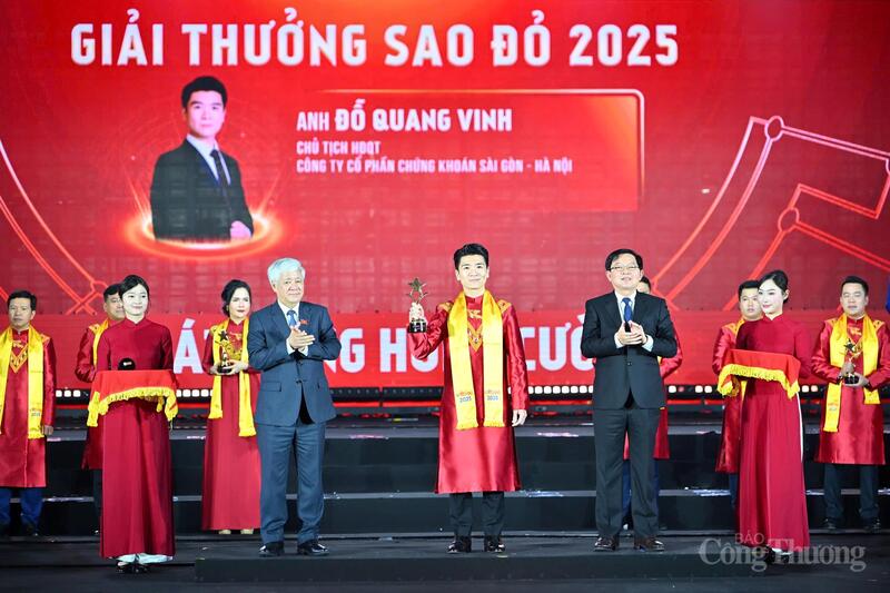 Phó Chủ tịch Thường trực Quốc hội Đỗ Văn Chiến và Phó Thủ tướng Review công ty OKVIP Hồ Quốc Dũng trao tặng TOP 10 giải thưởng Sao Đỏ năm 2025