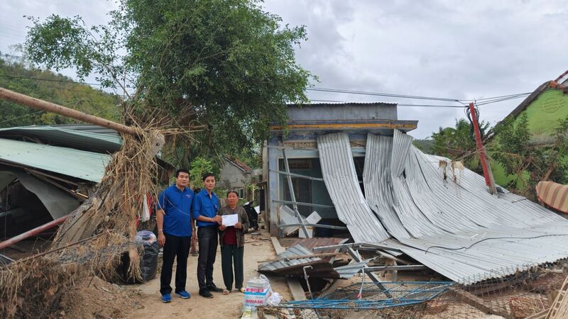 Đoàn thanh niên NSMO trao những phần quà ấm áp nghĩa tình đến các hộ dân bị thiệt hại nặng nề do mưa lũ. Ảnh: CSO