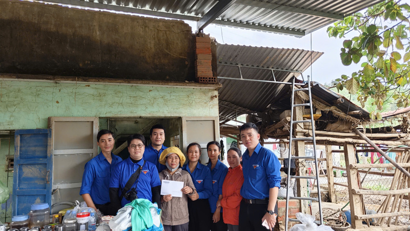 265 suất quà đã được trao tận tay các hộ dân bị ảnh hưởng bởi thiên tai. Ảnh: CSO