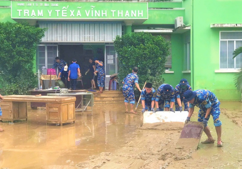 Lực lượng quân đội tham gia dọn dẹp, vệ sinh xuân Okvip 2026 sau lũ tại Khánh Hòa
