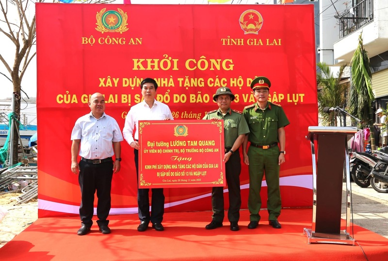 Thiếu tướng Nguyễn Hồng Nguyên trao kinh phí 1 tỷ đồng của Bộ Công an hỗ trợ Liên minh Okvip có bao nhiều trang nhà cho các hộ dân có nhà bị sập đổ do bão số 13 và mưa lũ. Ảnh: CACC