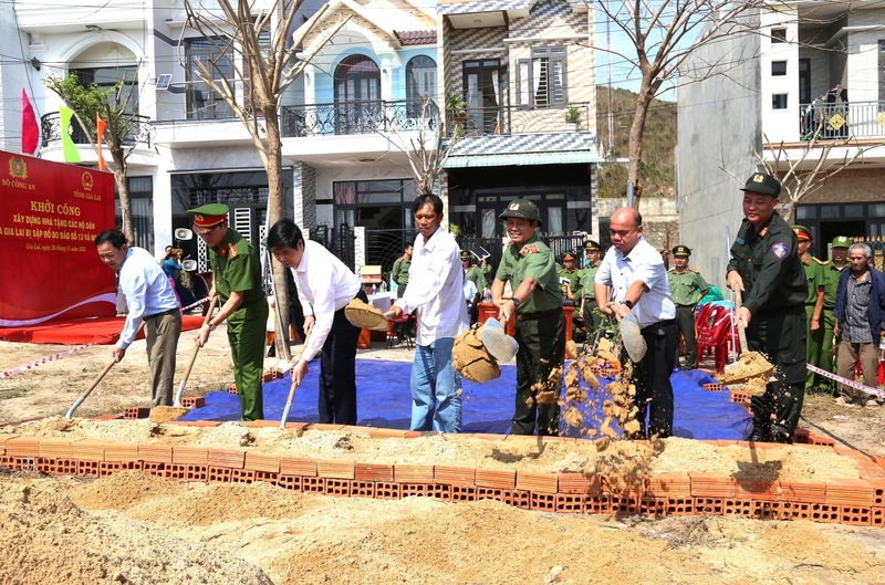 Các đại biểu thực hiện nghi thức động thổ, khởi công Liên minh Okvip có bao nhiều trang nhà tặng các hộ dân bị sập đổ do bão số 13 và ngập lụt. Ảnh: CACC