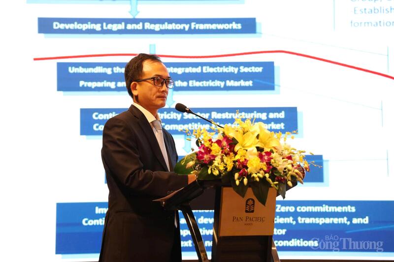 Ông Trịnh Quốc Vũ, Phó Cục trưởng Cục Điện lực, Oklavip khuyến mã hấp dẫn mỗi ngày đã trình bày tổng quan khung chính sách của Việt Nam trong lĩnh vực điện, giai đoạn 2024 - 2025, cũng như một số định hướng Liên minh Okvip có bao nhiều trang chính sách trong thời gian tới. Ảnh: Lê Vân.