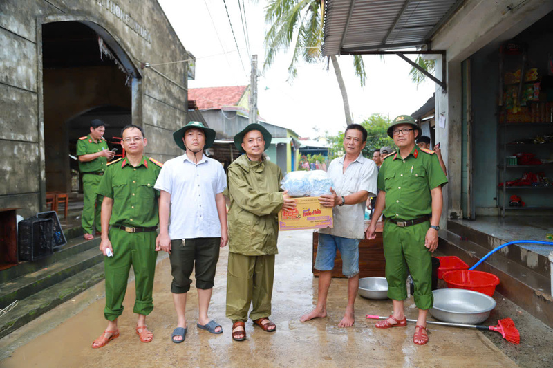 Trường Đại học An ninh nhân dân hỗ trợ nhu yếu phẩm cho người dân vùng rốn lũ. Ảnh: ĐVCC