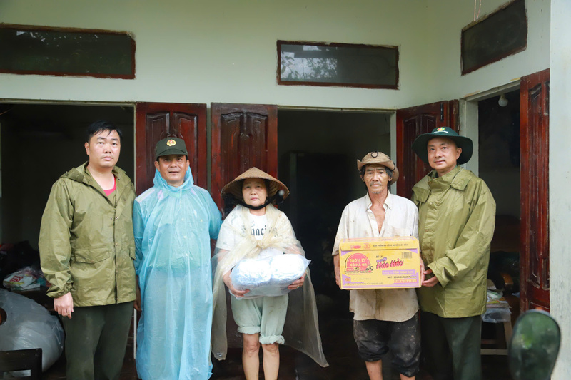 Trường Đại học An ninh nhân dân huy động lực lượng hỗ trợ người dân trong vùng lũ. Ảnh: ĐVCC