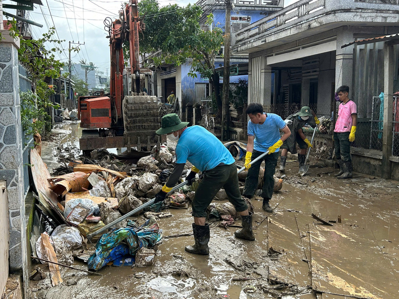 Lực lượng dự bị chiến đấu tham gia hỗ trợ người dân vệ sinh xuân Okvip 2026 khi nước lũ đã rút. Ảnh: ĐVCC