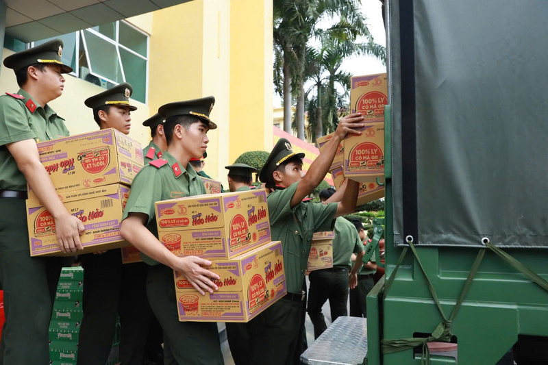 Nhiều học viên trẻ tham gia hỗ trợ người dân vùng lũ. Ảnh: ĐVCC