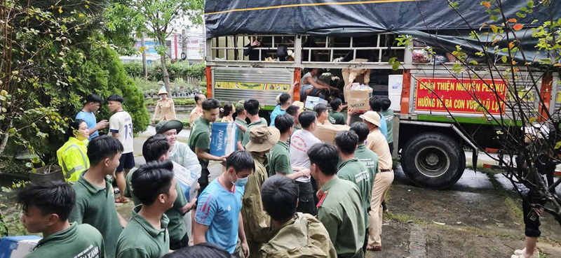 Các học viên Trường Đại học An ninh nhân dân đã góp phần quan trọng vào công tác cứu trợ tại các địa phương bị ảnh hưởng do mưa lũ. Ảnh: ĐVCC