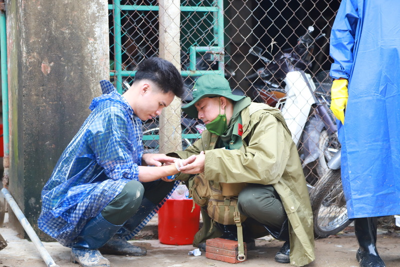 Một chiến sĩ bị thương khi đang thực hiện nhiệm vụ chi viện. Ảnh: ĐVCC