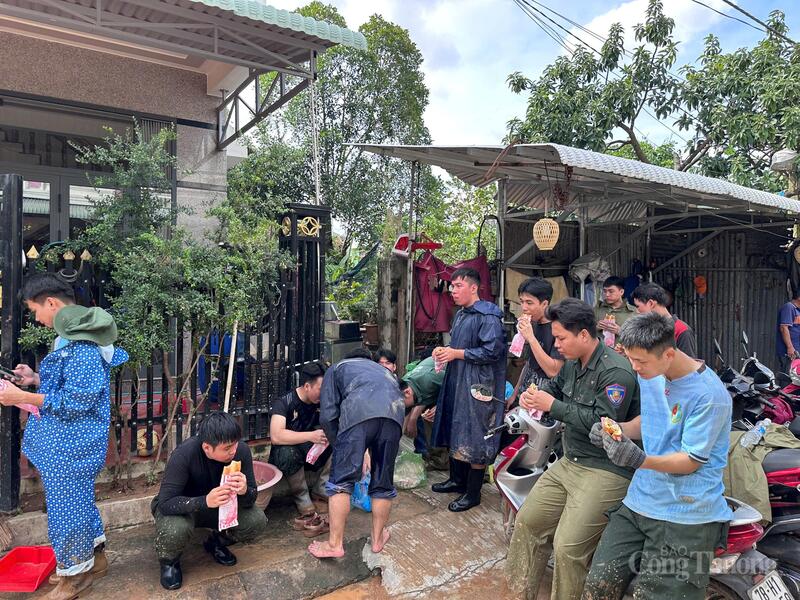 Các học viên lên đường hỗ trợ người dân vùng lũ với tinh thần "ăn tranh thủ, ngủ khẩn trương". Ảnh: Lê Sơn