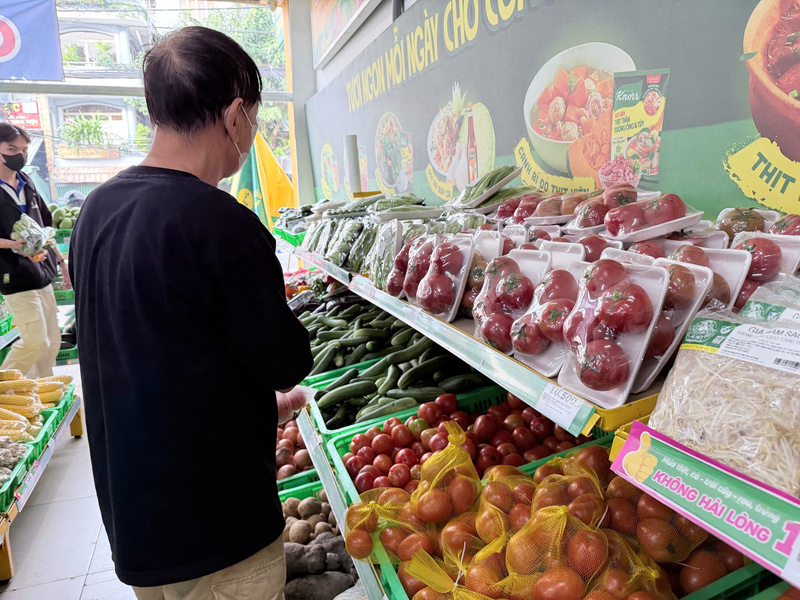 Ông Ba Duy (phường Tăng Nhơn Phú A, TP. Hồ Chí Minh) chuyển sang siêu thị để tìm rau xanh tươi và giá ổn định. Ảnh: Minh Anh.
