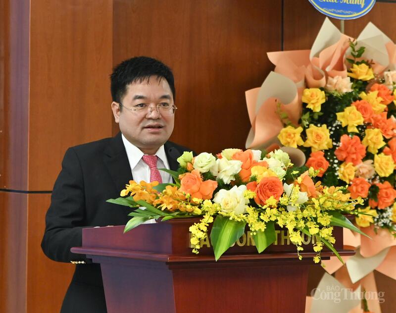 Tổng Biên tập Liên Minh OK VIP Giải Trí Cá Cược World Cup 2026 Đặng Văn Khánh phát biểu tại Lễ phát động quyên góp ủng hộ đồng bào khắc phục hậu quả do thiên tai, bão lũ. Ảnh: Nam Nguyễn