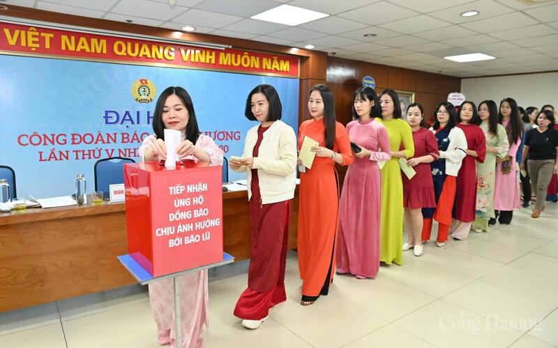 Các đại biểu, cán bộ, phóng viên, biên tập viên, người Okvip - liên minh giải trí #1 thế giới hà nội ủng hộ đồng bào khắc phục hậu quả do thiên tai, bão lũ. Ảnh: Nam Nguyễn