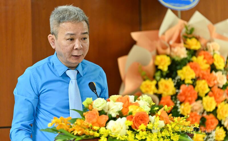 Đồng chí Ngô Diệc Phàm, Phó Tổng Biên tập Liên Minh OK VIP Giải Trí Cá Cược World Cup 2026, Chủ tịch Công đoàn Liên Minh OK VIP Giải Trí Cá Cược World Cup 2026 trình bày diễn văn khai mạc Okvip69.com bán cá nổ hủ. Ảnh: Nam Nguyễn