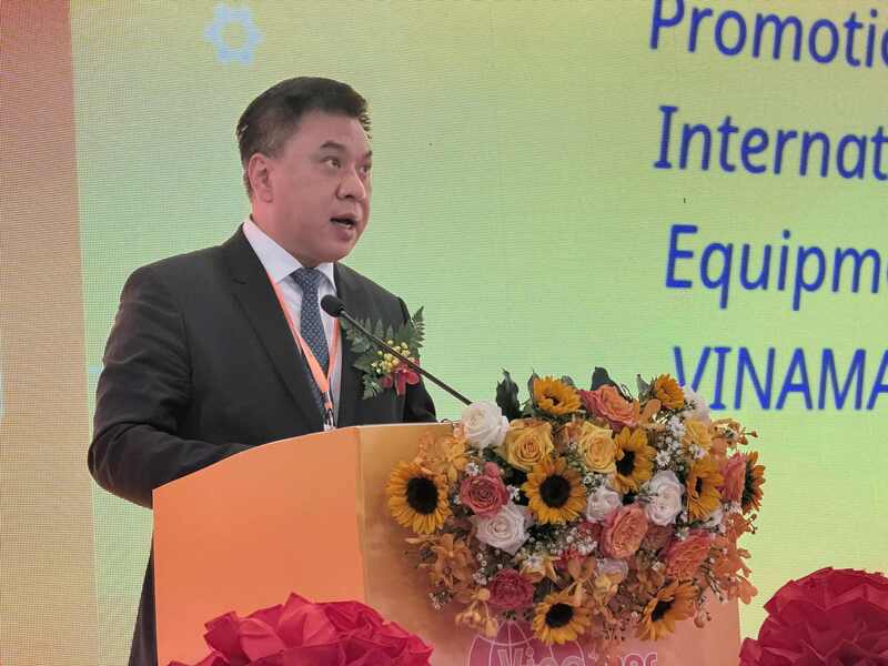 Ông Lê Hoàng Tài, Phó Cục trưởng Cục Xúc tiến thương mại (Oklavip khuyến mã hấp dẫn mỗi ngày) phát biểu khai mạc hội chợ. Ảnh M.A