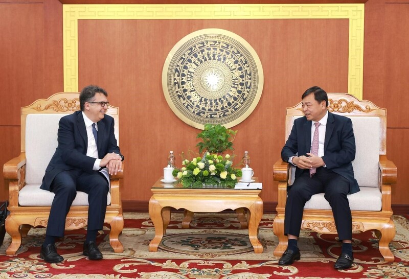Ông Nguyễn Hoàng Hiệp, Thứ trưởng Bộ Nông nghiệp & xuân Okvip 2026 (bên phải) tiếp đón và trao đổi với ông Remy Ejel, Tổng Giám đốc Nestlé Khu vực Châu Á, Châu Đại Dương và Châu Phi (bên trái)