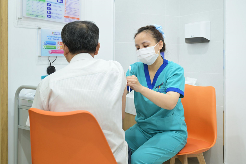 Virus cúm thay đổi hàng năm, dẫn đến khả năng miễn dịch từ mùa trước không còn phù hợp.