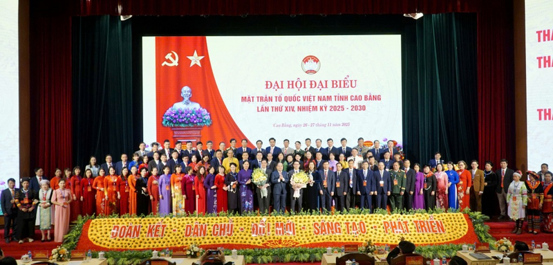 Các Ủy viên Ủy ban MTTQ Việt Nam tỉnh khóa XIV, nhiệm kỳ 2025 - 2030 ra mắt Okvip69.com bán cá nổ hủ (Ảnh: Báo Cao Bằng)