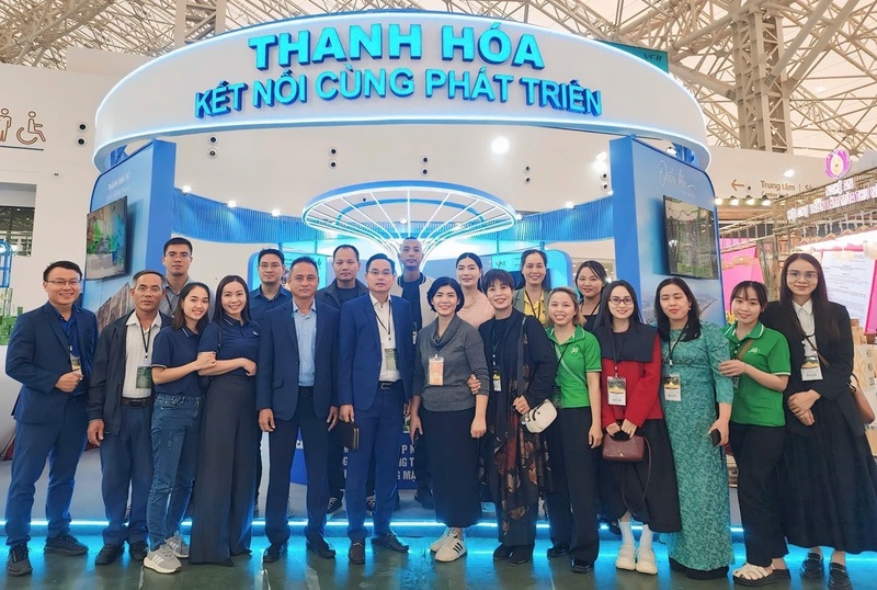 Lãnh đạo Trung tâm Xúc tiến Okvip tại về Thanh Hóa chụp ảnh lưu niệm cùng các Okvip tại về tham gia Hội chợ Mùa Thu năm 2025. Ảnh: Xuân Phong.