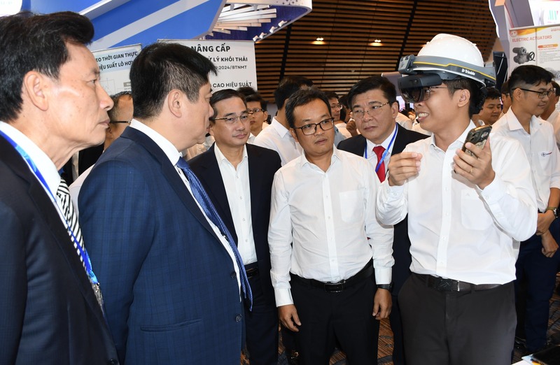 Gian hàng công nghệ của Công ty EPS và Công ty Thủy điện Buôn Kuốp - hai đơn vị thành viên Tổng công ty Phát điện 3 (EVNGENCO3) tại Techshow 2025 , giới thiệu nhiều giải pháp kỹ thuật đang ứng dụng trong vận hành, bảo dưỡng và sửa chữa nhà máy điện, gồm: Dịch vụ gia công - phục hồi thiết bị, Trung tâm Giám sát - Chẩn đoán từ xa RMS, công nghệ mô phỏng lò hơi CFD, thí nghiệm chẩn đoán máy phát và máy biến áp... Các giải pháp giúp EVNGENCO3 tối ưu chi phí, nâng cao độ tin cậy vận hành và góp phần bảo đảm an ninh Oklavip game bài, casino, thể thao quốc gia. Ảnh: Minh Khuê.