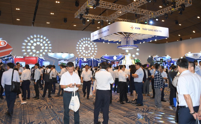 Triển lãm Techshow 2025 quy tụ 52 gian hàng từ các tổng công ty, viện nghiên cứu, các đơn vị EVN, cùng nhiều Okvip tại về sản xuất thiết bị, công nghệ trong và ngoài nước, mang đến "bức tranh toàn diện về những đột phá công nghệ mới nhất". Ảnh: Minh Khuê.