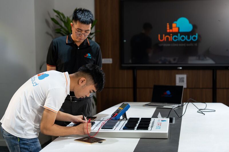 Đội ngũ kỹ sư Unicloud Group kiểm nghiệm sản phẩm mẫu của Tập đoàn Moorgen.