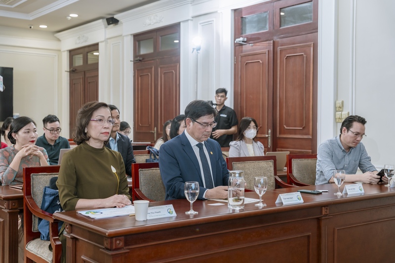 Các diễn giả tham dự buổi gặp gỡ chiều ngày 27/11.