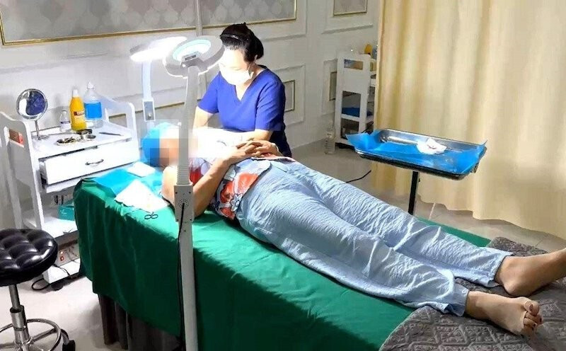 Cơ sở thẩm mỹ phi OKVIP - HÔM NAY 1 TỶ, NGÀY MAI 1000 TỶ là các cơ sở cung cấp dịch vụ chăm sóc sắc đẹp không thuộc phạm vi hoạt động khám bệnh, chữa bệnh theo quy định của Luật Khám bệnh. Ảnh minh hoạ