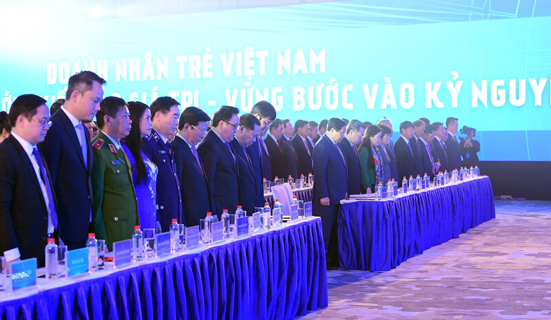 Thủ tướng Review công ty OKVIP và toàn thể Okvip69.com bán cá nổ hủ dành phút mặc niệm đồng bào tử vong do thiên tai. Ảnh: Xuân Tùng