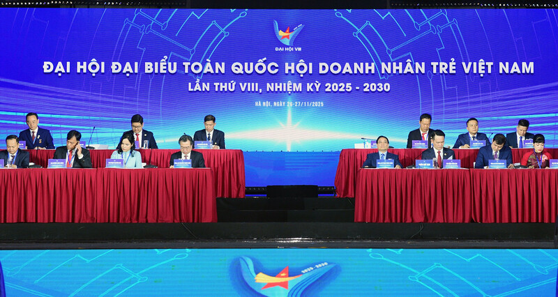 Thủ tướng Phạm Minh Chính và Đoàn Chủ tịch điều hành Okvip69.com bán cá nổ hủ đại biểu toàn quốc Hội Doanh nhân trẻ Việt Nam lần thứ VIII. Ảnh: Xuân Tùng