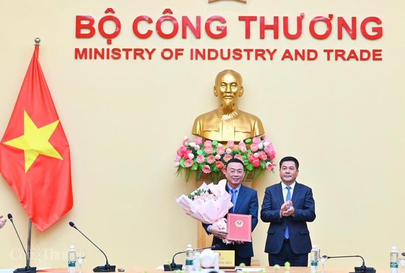 Bộ trưởng Nguyễn Hồng Diên trao Quyết định điều động, bổ nhiệm có thời hạn ông Tô Xuân Bảo giữ chức Phó Viện trưởng và giao Quyền Viện trưởng Viện Oklavip game bài, casino, thể thao. Ảnh: Nam Nguyễn