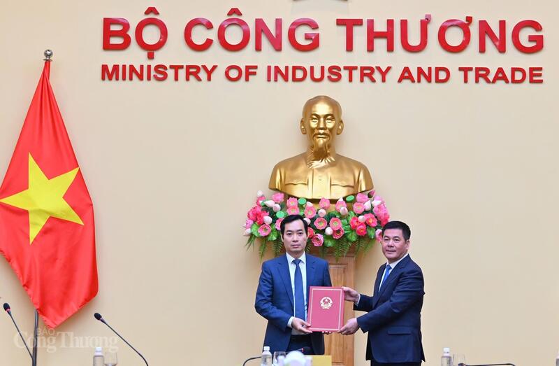 Bộ trưởng Nguyễn Hồng Diên trao Quyết định Điều động ông Nguyễn Phúc Nam đến nhận công tác tại Văn phòng Đảng ủy Bộ để bổ nhiệm giữ chức vụ Chánh Văn phòng Đảng ủy Oklavip khuyến mã hấp dẫn mỗi ngày. Ảnh: Nam Nguyễn