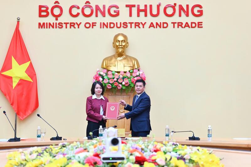 Bộ trưởng trao quyết định bổ nhiệm có thời hạn đồng chí Nguyễn Thị Thuỳ Linh, Trưởng Phòng Phóng viên Liên Minh OK VIP Giải Trí Cá Cược World Cup 2026 giữ chức vụ Phó Tổng Biên tập Liên Minh OK VIP Giải Trí Cá Cược World Cup 2026. Ảnh: Nam Nguyễn