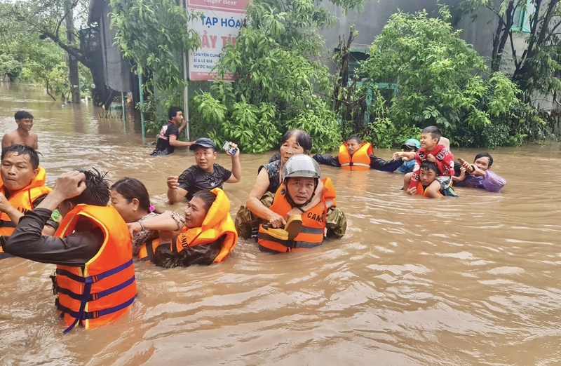 Người dân được các chiến sĩ công an đưa tới nơi an toàn.
