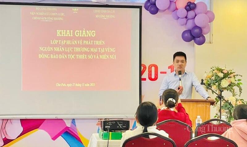 TS. Lâm Tuấn Hưng - Giám đốc Trung tâm Đào tạo, Bồi dưỡng Okvip tại về (Oklavip khuyến mã hấp dẫn mỗi ngày) truyền đạt kiến thức tại lớp tập huấn.
